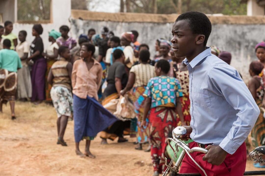 AJIEHAITI's tweet photo. « Le garçon qui dompta le vent »
Le film raconte l’histoire de William Kamkwamba (joué par Maxwell Simba), un jeune garçon de 13 ans renvoyé de son école quand sa famille ne peut plus en payer les frais. Après s’être introduit en secret dans la bibliothèque de l’école https://t.co/WgzY5LsI12