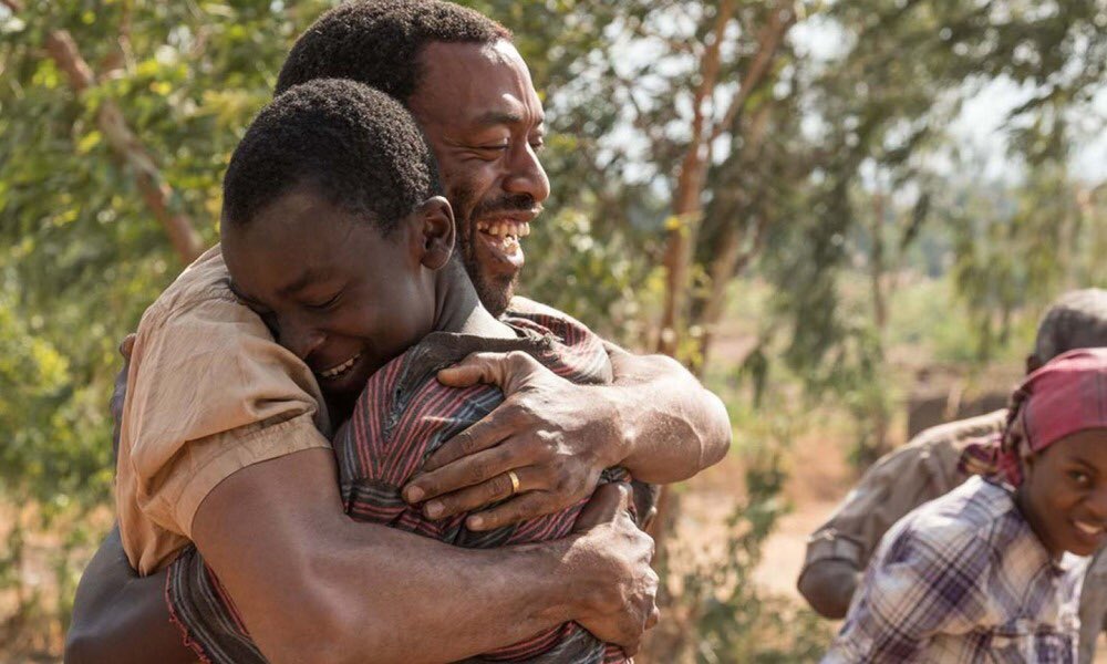 AJIEHAITI's tweet photo. « Le garçon qui dompta le vent »
Le film raconte l’histoire de William Kamkwamba (joué par Maxwell Simba), un jeune garçon de 13 ans renvoyé de son école quand sa famille ne peut plus en payer les frais. Après s’être introduit en secret dans la bibliothèque de l’école https://t.co/WgzY5LsI12