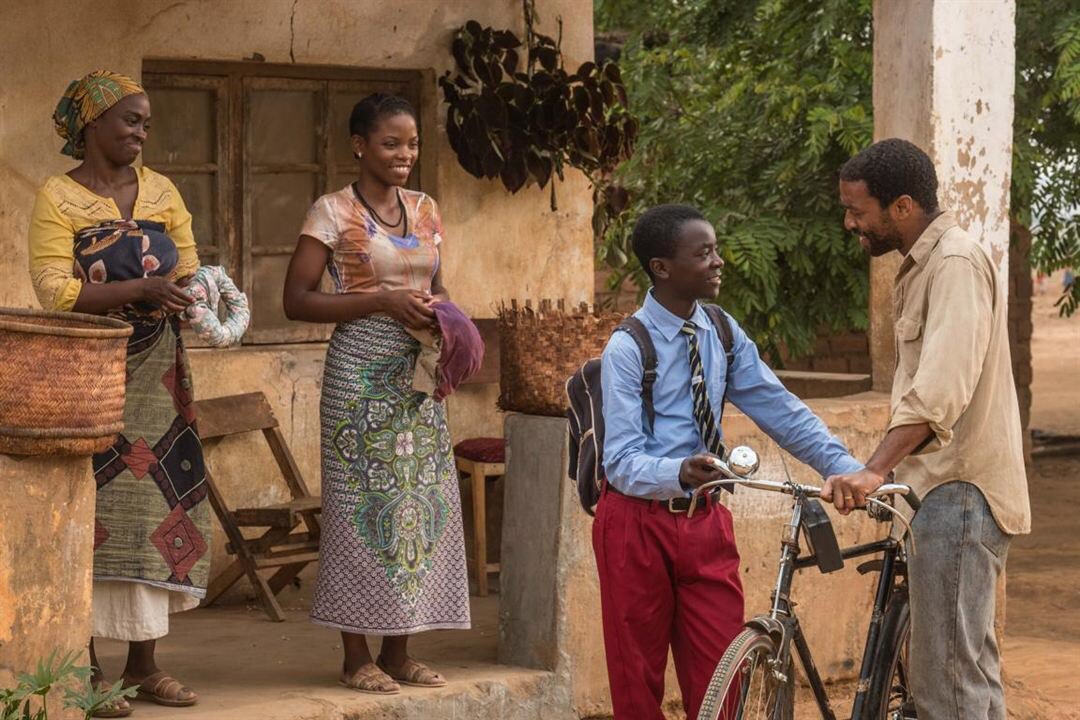 AJIEHAITI's tweet photo. « Le garçon qui dompta le vent »
Le film raconte l’histoire de William Kamkwamba (joué par Maxwell Simba), un jeune garçon de 13 ans renvoyé de son école quand sa famille ne peut plus en payer les frais. Après s’être introduit en secret dans la bibliothèque de l’école https://t.co/WgzY5LsI12