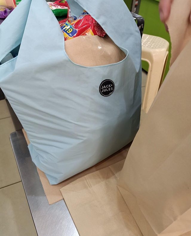 jacknjuleslife's tweet photo. Many shopping centers and large department stores have now implemented "no plastic bag days".⁠
.⁠
This is a great initiative to help curb our rising plastic waste but it leaves poor customers with flimsy brown bags that gets damaged easily and can't … https://t.co/02z4VLXKhM https://t.co/RkfTivUnSf