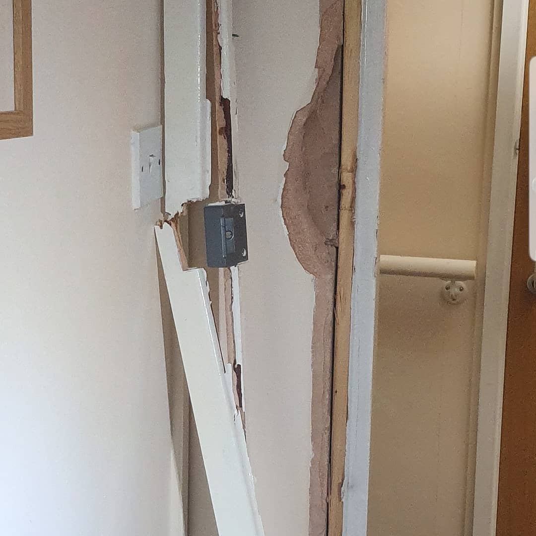 SureLock15's tweet photo. Arrived at a job this evening to find that another "locksmith" had already attended. Apparently the only way to open this nightlatch was to kick the door in....leaving the resident of this care home unable to secure his accommodation
#locksmith #badlocksmith #damage https://t.co/0rU4uu0TS6