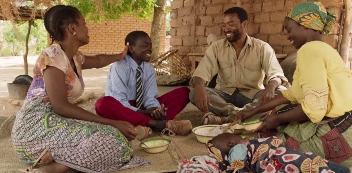 AJIEHAITI's tweet photo. En utilisant les débris de la bicyclette de son père Trywell (interprété par Chiwetel Ejiofor), William trouve le moyen de construire un moulin à vent qui sauve son village malawien de la famine. Autour d’un voyage émotionnel entre un père et son fils prodige https://t.co/UAjAK4sFN8