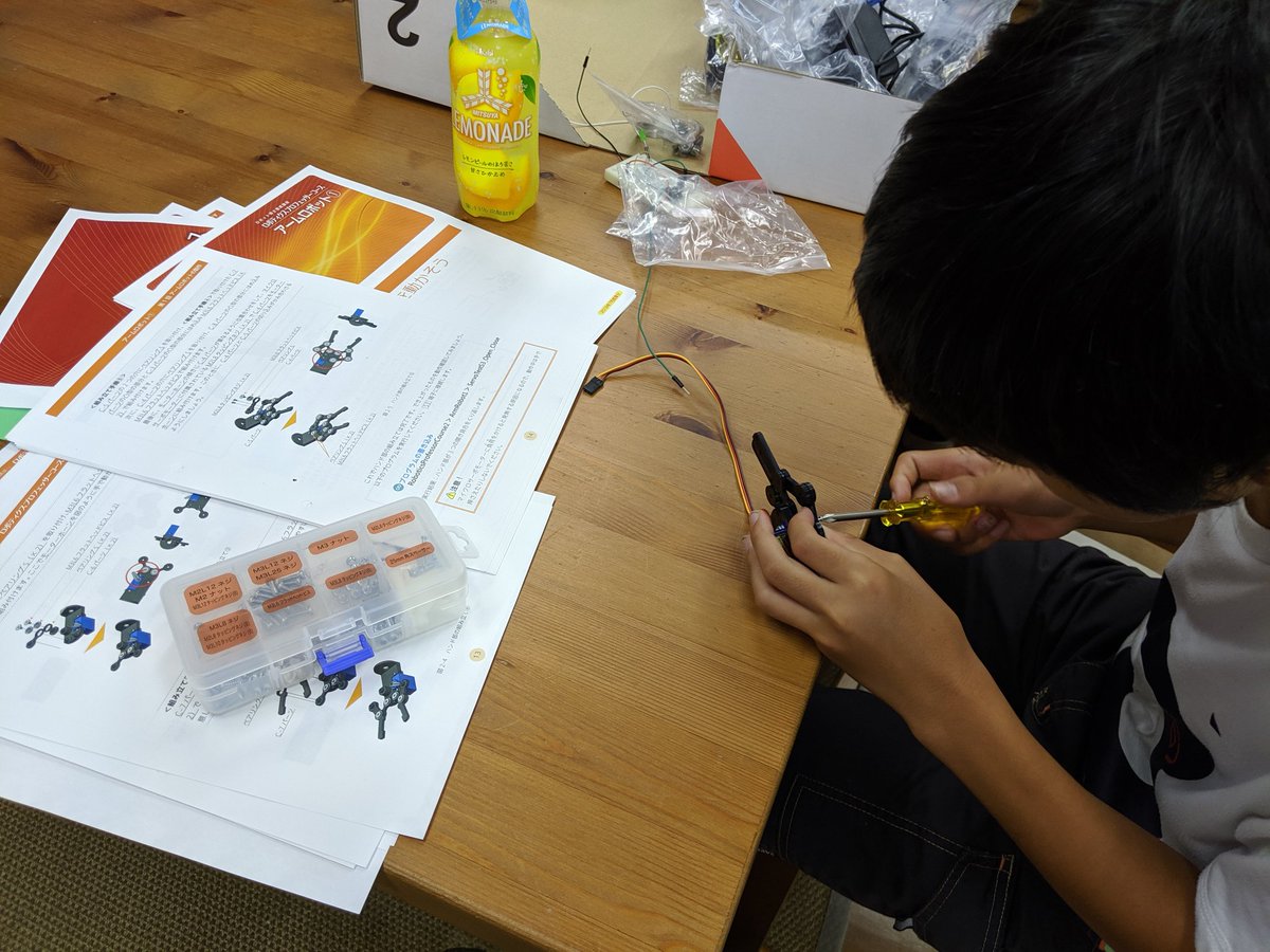 robobomama's tweet photo. 昨日は息子のロボットプログラミング教室でした。内容は高専レベル以上、もう母には理解できんよ。がんばる中１息子が眩しい(*_*)！#ヒューマンアカデミーロボット教室　#ロボティクスプロフェッサーコース
https://t.co/4CJF7qPXj9 https://t.co/tShKs8kUzd