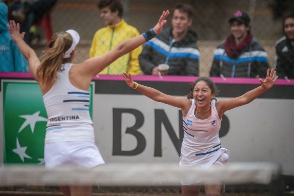 AATenis's tweet photo. ¡LAS CHICAS ARGENTINAS, CAMPEONAS SUDAMERICANAS! 🏆🇦🇷
Vencieron 2 a 1 a Perú🇵🇪 en la final del #SudamericanoSub16🇨🇱 y se clasificaron invictas a la #FedCupJr💪
Los chicos finalizaron en el 6° lugar tras caer ante Brasil 🇧🇷.
¡Felicitaciones! 👏 👏
#VamosArgentina https://t.co/M3D0ce9OjU