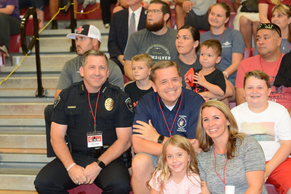 WFFootballTeam's tweet photo. @WFFootballTeam extends #HUGEThanks to @GilbertAZMayor @GilbertPDChief @votejordanray @WilliamsFieldAD #GordonRay #DanielFox @WFCoachCampbell @WFHS_Athletics @WFHSBigRedRage @wf_bhb @WFHStuco @higleydistrict https://t.co/LnbuebmUjh