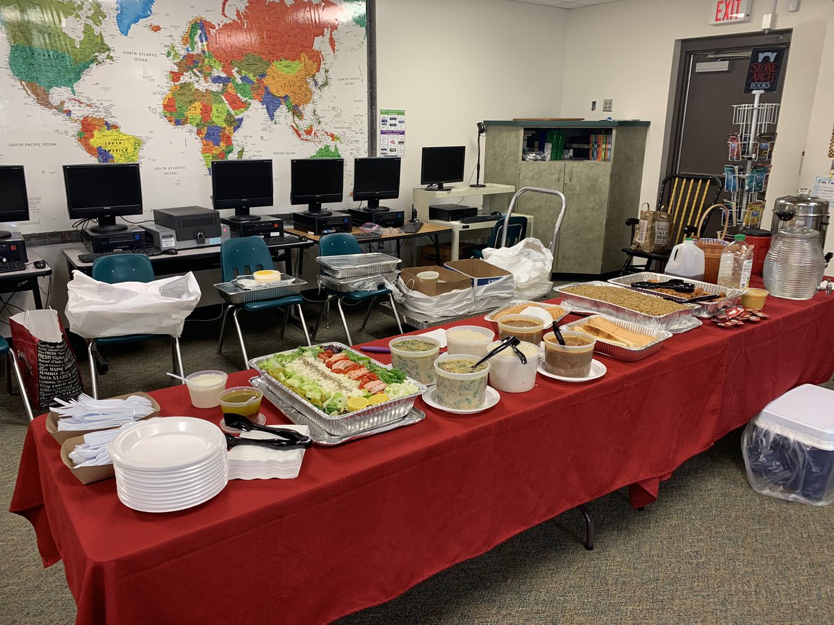Freeman_Hawks's tweet photo. Thank you @Pappadeaux for supporting us this year! It was delicious! #GarlandUSA #wegotthis #FreemanHawks https://t.co/bO7lNWeGUN