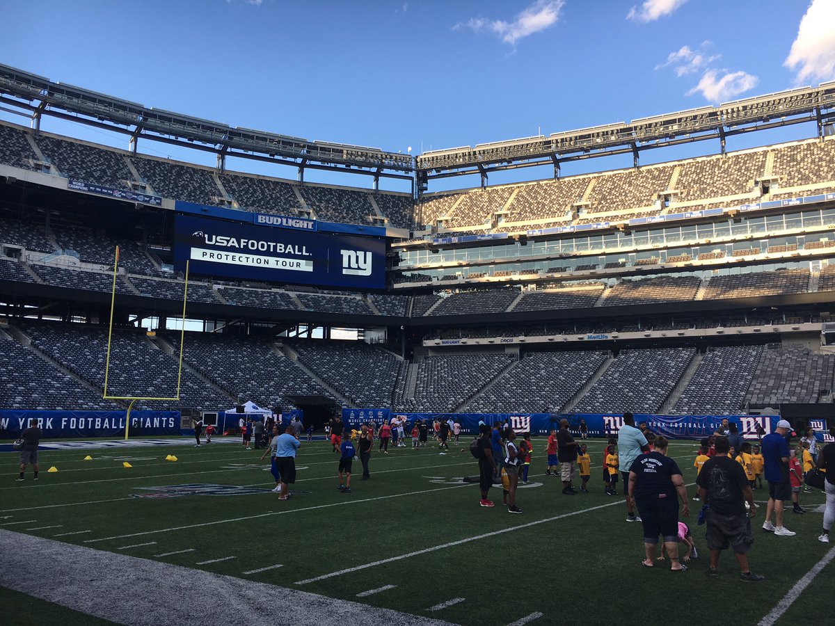 SchwartzSports's tweet photo. At the @USAFootball @RiddellSports #ProtectionTour at @MetLifeStadium https://t.co/SzUTU7PIzn