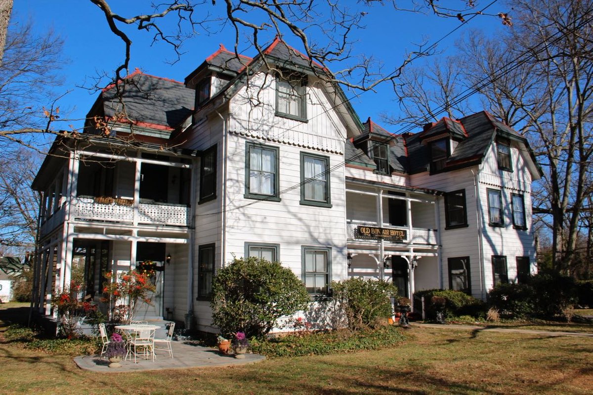 The 1881 Bon Air Hotel was a resort at the end of Richmond's first streetcar line. Now only the 1882 Annex remains. Take a look at this delightful stick style structure in one of Richmond's oldest and most storied suburbs! #BonAir
architecturerichmond.com/invent…/bon-air-hotel-annex/