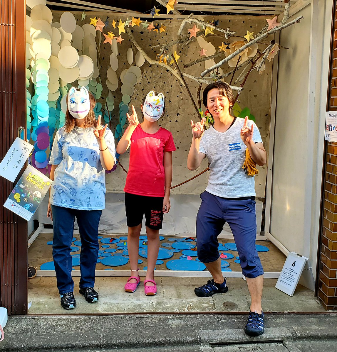 arito25th's tweet photo. バタアート、本日最終日❗
山縣(#aritoart)作品は、14:00~20:30
ライトアップまでやりますよ。
9日間の展示も、日々の修理を重ねて、変化しながら生きております。
昨日のワークショップ参加の姉妹とお面つけての記念撮影(^-^)
#bataart #阿佐ヶ谷 #バタアート https://t.co/9to4AS6X97