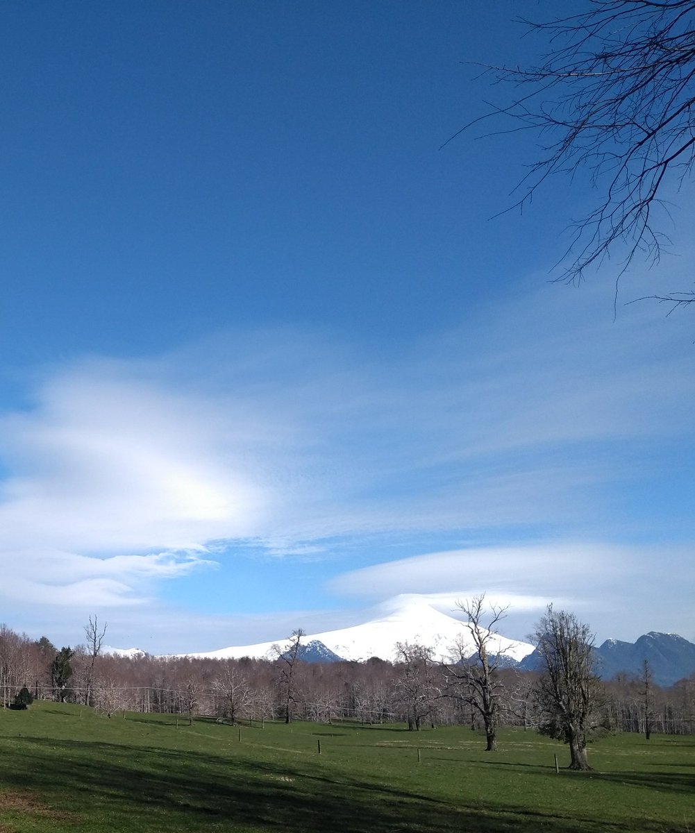 ClauCidAstroza's tweet photo. Ayer viernes, volcán con sombrero, por eso hoy llueve. Pucón, camino a Huife. https://t.co/lFhagXI9DO