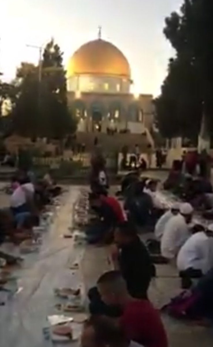 v_in5d's tweet photo. اليوم، في فلسطين، القدس، عند مسجد قبة الصخرة، تكبيرات العيد، بعد غروب شمس يوم عرفة، وإفطار الصائمين في باحة المسجد
اللهم تقبل منا ومنهم
أمة لن يستأصلها عدوها وإن أصابها ما أصابها من وهن
فلا بد لنا من نهوض ونصر
اللهم أصلحنا وأصلح بنا
اللهم أصلح أمة محمد صلى الله عليه وسلم https://t.co/qTcTLsDjau