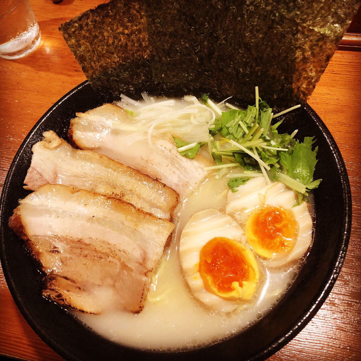 paooooooon's tweet photo. 牛骨ラーメンいとうに初チャレンジ。
つけ麺と牛すじ煮込み丼は美味しかったものの、看板メニューの牛骨ラーメンあっさり味は薄味すぎて太っちょの口に合わず笑
次はこってりで再チャレンジ。
#hirootimes #hiroo #広尾 #広尾商店街 #広尾のラーメン屋 #いとう #牛骨ラーメンいとう #ラーメン https://t.co/QxAkPxxPu6