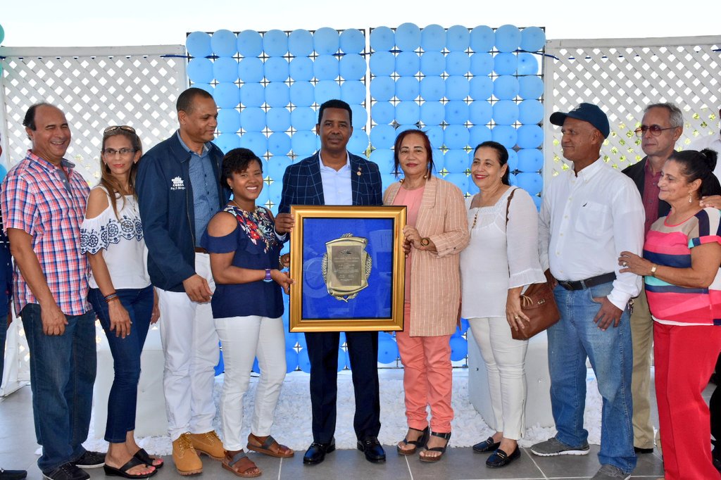 CodiaCentral's tweet photo. El Pte. del #CodiaRD, Arq. @gomdis, recibe placas de reconocimiento por los CDN's de Arq., INQ., y Damas Codianas, en la inauguración de la piscina y el multiusos de la Casa Club del Codia Central, para toda la #FamiliaCodiana.
https://t.co/bsi62jAGNT
#CodiaInaugura https://t.co/nImHHI1s2x