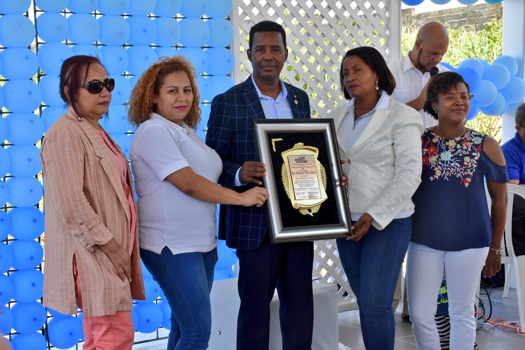 CodiaCentral's tweet photo. El Pte. del #CodiaRD, Arq. @gomdis, recibe placas de reconocimiento por los CDN's de Arq., INQ., y Damas Codianas, en la inauguración de la piscina y el multiusos de la Casa Club del Codia Central, para toda la #FamiliaCodiana.
https://t.co/bsi62jAGNT
#CodiaInaugura https://t.co/nImHHI1s2x