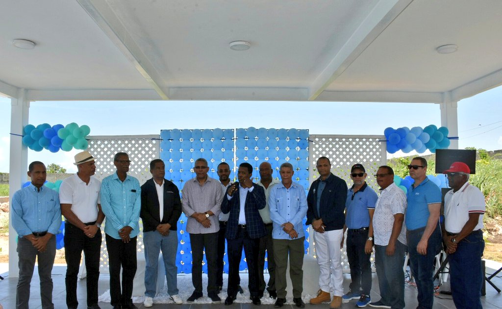 CodiaCentral's tweet photo. El Pte. del #CodiaRD, Arq. @gomdis, recibe placas de reconocimiento por los CDN's de Arq., INQ., y Damas Codianas, en la inauguración de la piscina y el multiusos de la Casa Club del Codia Central, para toda la #FamiliaCodiana.
https://t.co/bsi62jAGNT
#CodiaInaugura https://t.co/nImHHI1s2x