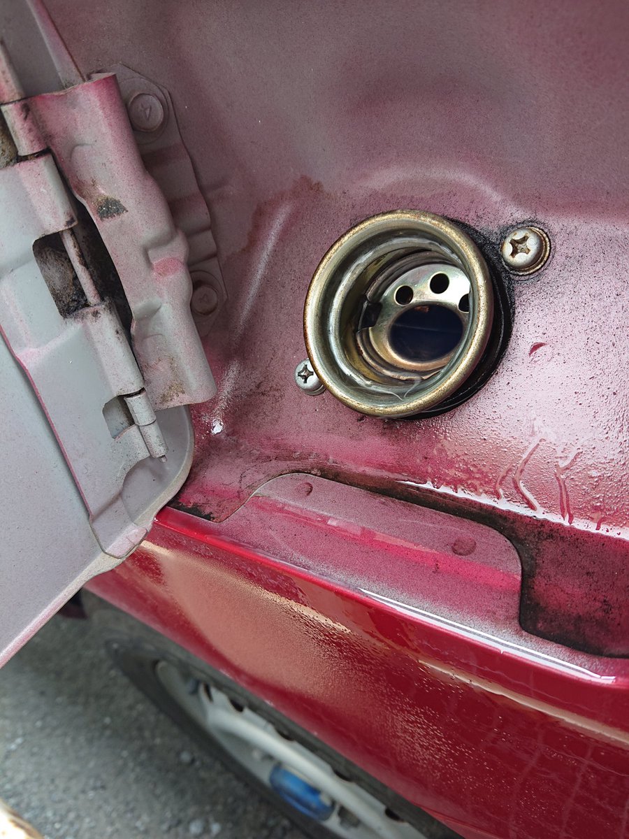 Jm もり Vmaxだらけ 何かガソリン臭いなーと思ったら会社の代車からガソリン漏れてるw 給油口を見たらキャップが無い お客さんが昨日 返却する時に給油してスタンドに忘れてきたらしいw