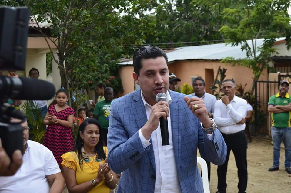 TeamMetaRD's tweet photo. @FernandoRosaRD y el Dr. @arisnachy1 Diputado llegan a la comunidad de la Ceibita, cuanta alegria, cuanto entusiasmos a su llegada. La gente se siente segura que en el 20, la ciudad de Santiago será transformada en una ciudad progresista y de más oportunidades para nuestra gente. https://t.co/Gug1RMYAWv