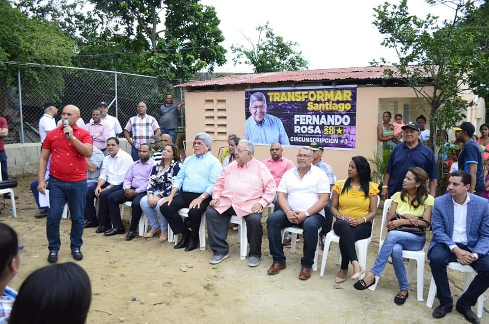 TeamMetaRD's tweet photo. @FernandoRosaRD y el Dr. @arisnachy1 Diputado llegan a la comunidad de la Ceibita, cuanta alegria, cuanto entusiasmos a su llegada. La gente se siente segura que en el 20, la ciudad de Santiago será transformada en una ciudad progresista y de más oportunidades para nuestra gente. https://t.co/Gug1RMYAWv