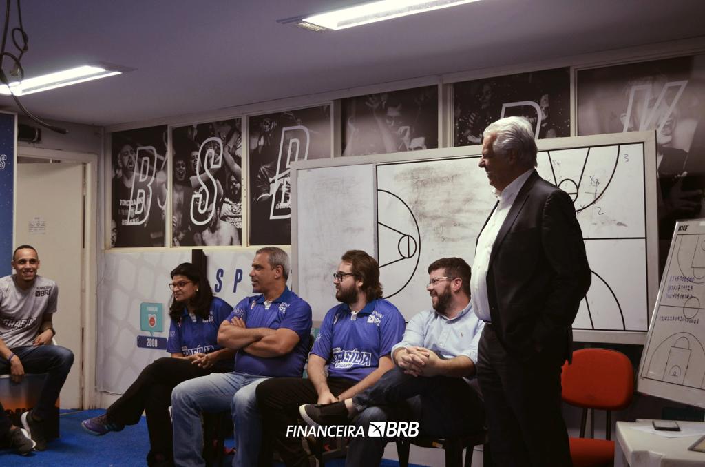 bsbbkt's tweet photo. Primeiro passo dado: apresentação do time!
Rolou aquele papo de vestiário entre jogadores e comissão técnica. Muita coisa boa vem por aí! 👽🏀 https://t.co/G7ShVIBPxK