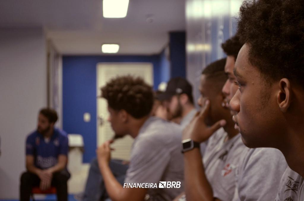 bsbbkt's tweet photo. Primeiro passo dado: apresentação do time!
Rolou aquele papo de vestiário entre jogadores e comissão técnica. Muita coisa boa vem por aí! 👽🏀 https://t.co/G7ShVIBPxK