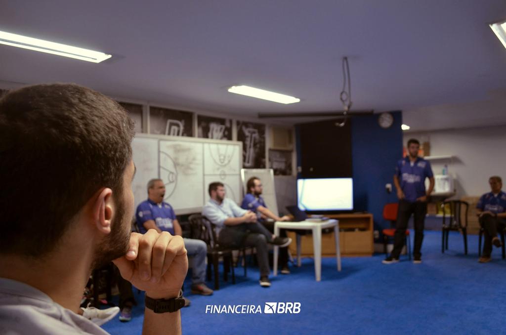 bsbbkt's tweet photo. Primeiro passo dado: apresentação do time!
Rolou aquele papo de vestiário entre jogadores e comissão técnica. Muita coisa boa vem por aí! 👽🏀 https://t.co/G7ShVIBPxK