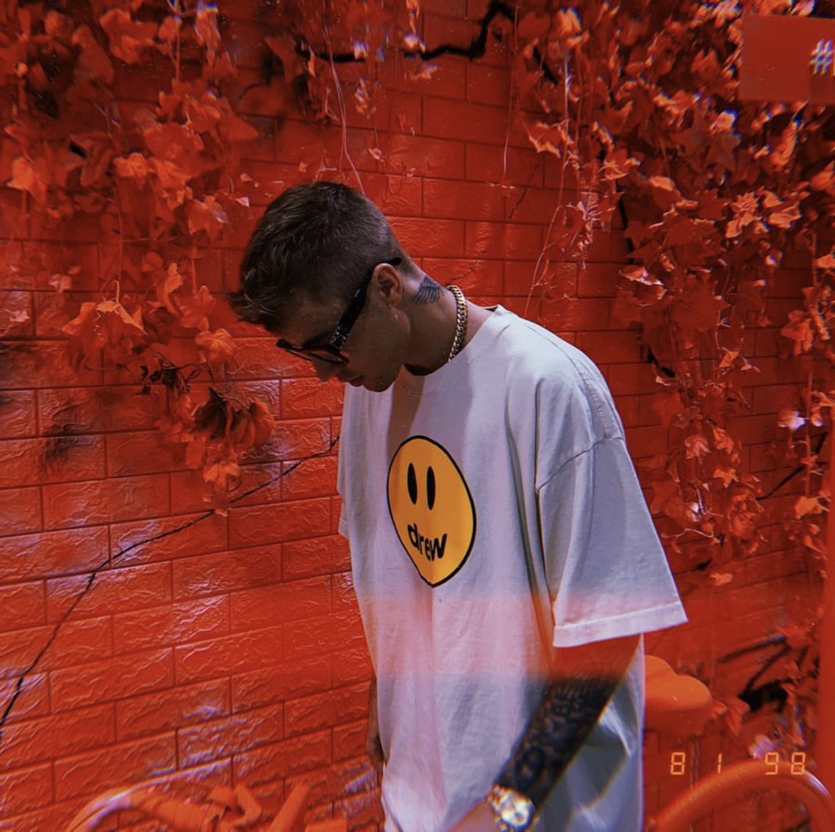 Wbijasz paznokcie tak mocno że niektóre łamiesz, 
ślady na moich plecach są jak tatuaże.