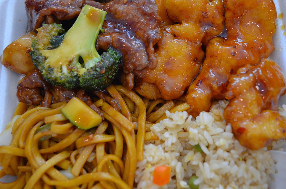 MrWokFargo's tweet photo. Szechuan Steak + General Tso's Chicken + half rice/half noodles. That's right - this is ONE order! #AllThatAndAFortuneCookie #ChineseFood #WestFargo #MrWokFargo https://t.co/27gwIIXVFn