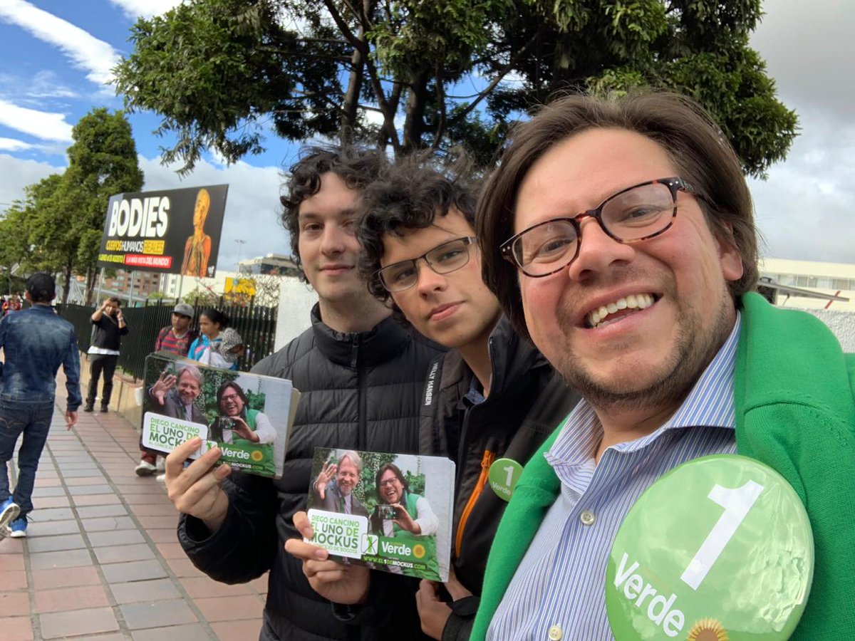 cancinodiegoa's tweet photo. Hoy estuvimos conversando en Unicentro con todos aquellos que piden que vuelva la confianza ciudadana y desean volver a caminar tranquilamente por las calles bogotanas. https://t.co/vOLKrDdedZ