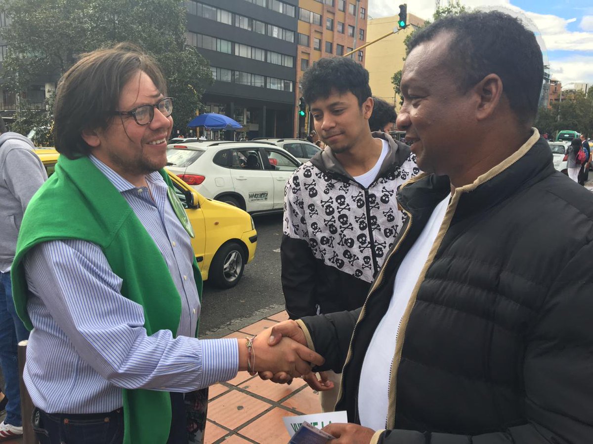 cancinodiegoa's tweet photo. Hoy estuvimos conversando en Unicentro con todos aquellos que piden que vuelva la confianza ciudadana y desean volver a caminar tranquilamente por las calles bogotanas. https://t.co/vOLKrDdedZ