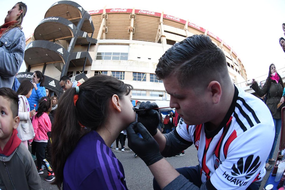 RiverPlate's tweet photo. ¡Un día para festejar! ⚪🔴⚪

📸 Cientos de chicos riverplatenses vivieron una jornada de deporte y juegos en las celebraciones por el Día del Niño en el Monumental. https://t.co/yFh5VoQCeX