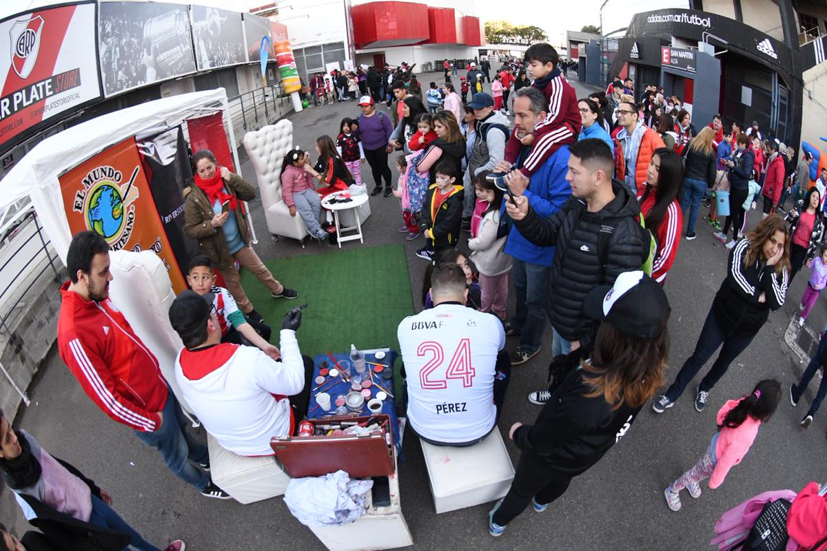 RiverPlate's tweet photo. ¡Un día para festejar! ⚪🔴⚪

📸 Cientos de chicos riverplatenses vivieron una jornada de deporte y juegos en las celebraciones por el Día del Niño en el Monumental. https://t.co/yFh5VoQCeX