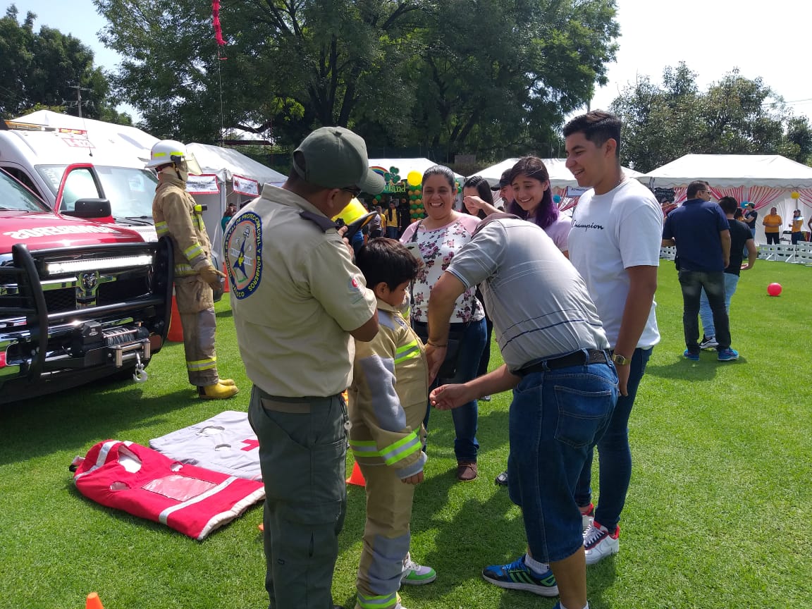 PCJalisco's tweet photo. #ENTÉRATE Este día participamos en la Expo Seguridad de la empresa #ALMEX, donde los visitantes pudieron conocer nuestros vehículos, herramientas y usar los equipos de protección personal #OrgullososDeServir @GobiernoJalisco https://t.co/II3yPPHJhx