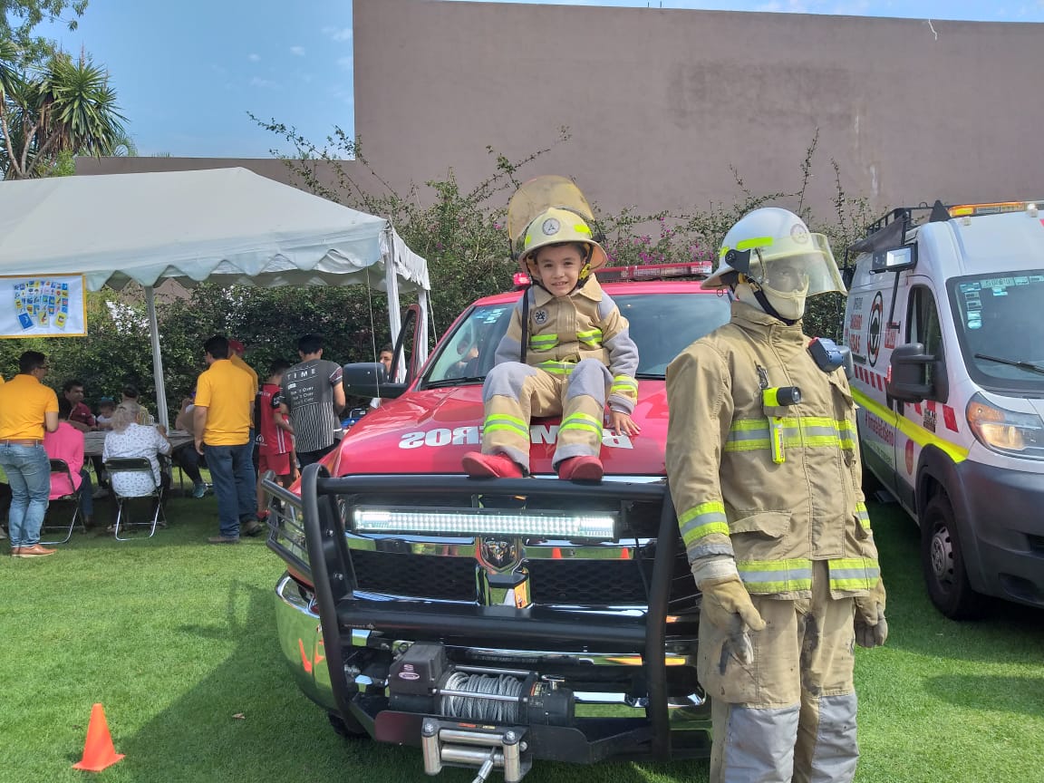 PCJalisco's tweet photo. #ENTÉRATE Este día participamos en la Expo Seguridad de la empresa #ALMEX, donde los visitantes pudieron conocer nuestros vehículos, herramientas y usar los equipos de protección personal #OrgullososDeServir @GobiernoJalisco https://t.co/II3yPPHJhx