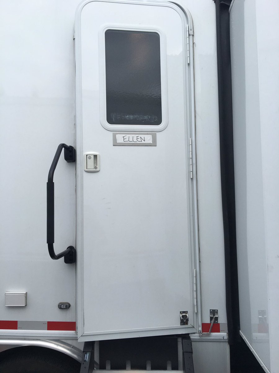 samanthajferris's tweet photo. Hey @TheJimMichaels! Seeing as I’ve already got a room with Ellen on it...how about make it 2? Might be able to make room in the daytimer if you you kids were so inclined to see me, @ChadLindberg and @talalona again..? We’d be a great finale, no? 😜 #spn #SPNFamily #supernatural https://t.co/Y558YiF3oi