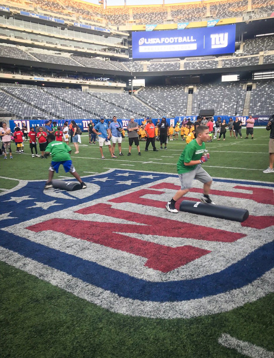 USAFootball's tweet photo. All fitted and heading to the field for more fun at the @RiddellSports #ProtectionTour stop with @Giants! https://t.co/LqWKl0XRzd