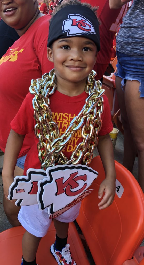 Dantej21's tweet photo. Hayden’s first ever Chiefs game and he was given 3 touchdown chains by the guys behind us. https://t.co/DyeCMVg67H