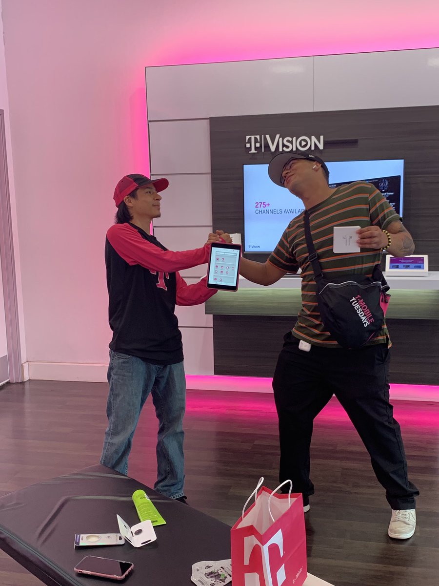 Eddies_Tweets's tweet photo. One Of Pittsburgs Favorite Customers Came In For Some AirPods And Had To Hook Up Max With Some TVision📺📺📺😎😎💪🏻🤝 #alldayeveryday #tvision #littsburg #983C #Habloespañol  🥵 https://t.co/aYxVVmzxQ8