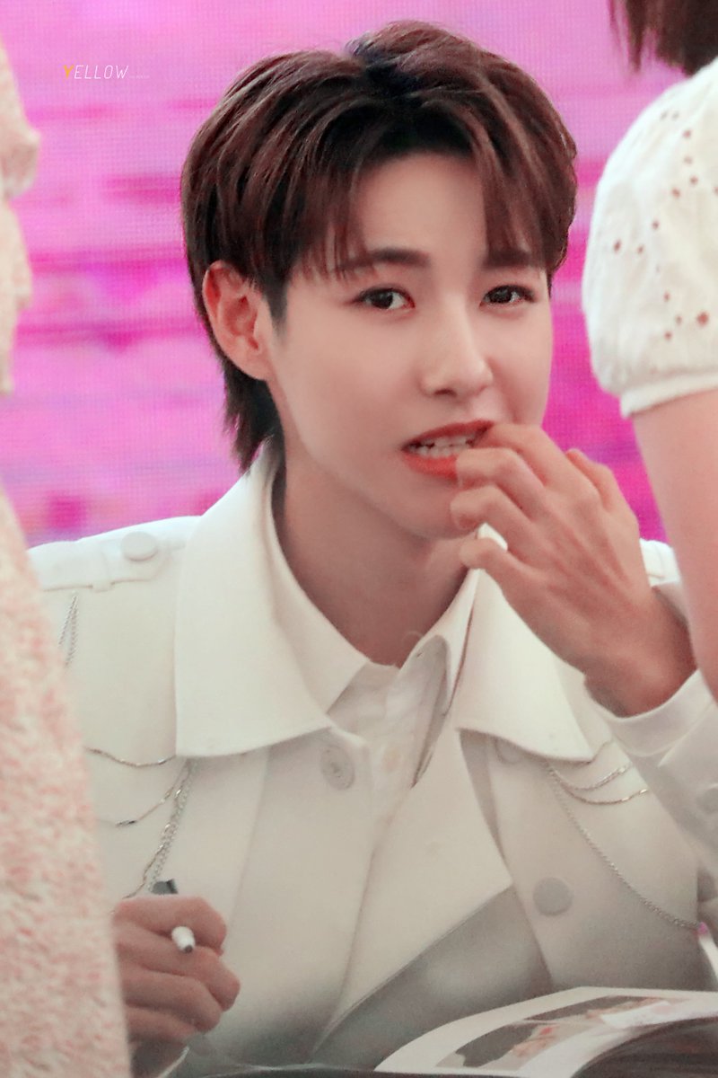 yellow_rj323's tweet photo. 190810 고양 팬사인회
#런쥔 #RENJUN #NCTDREAM

아 진짜 이렇게 맑을 수 있다고?ㅠㅠ https://t.co/HCufGOm20V