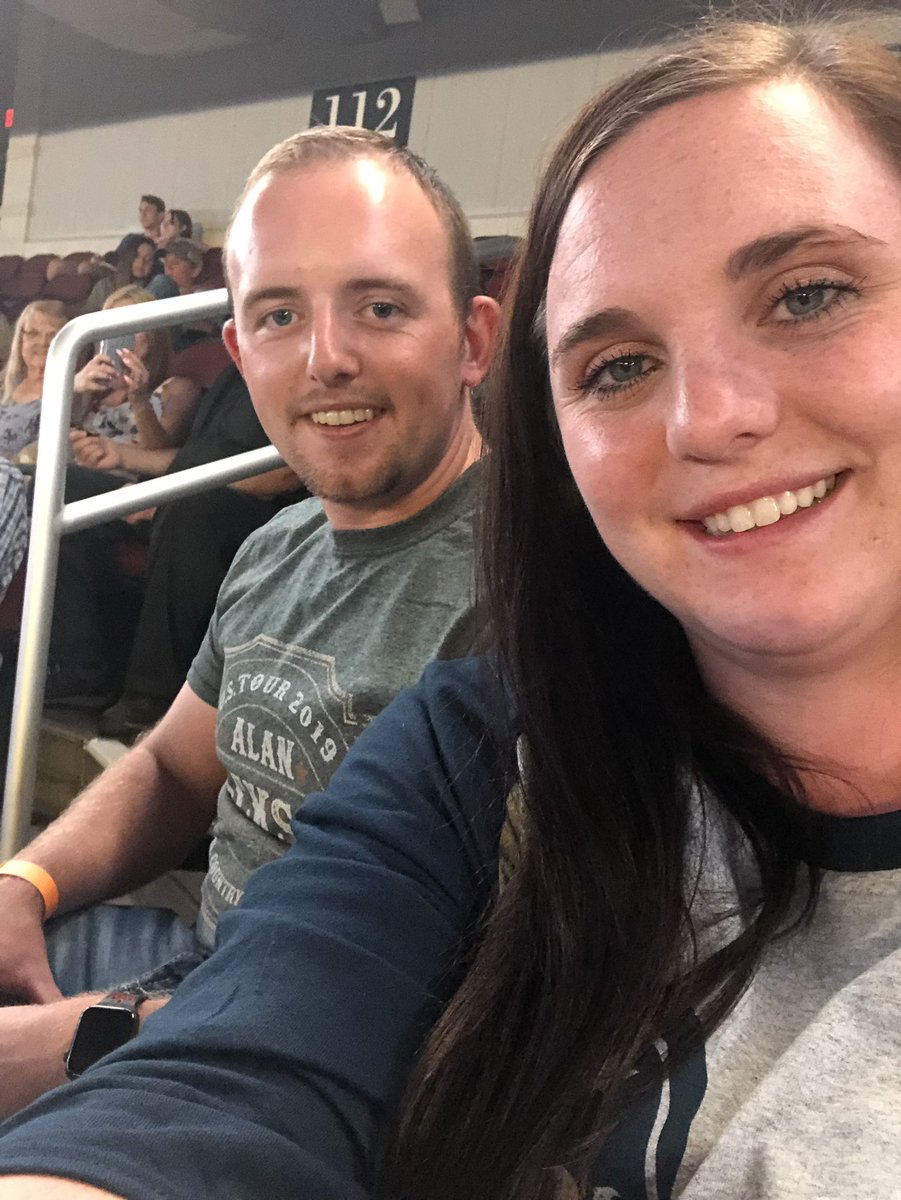 CodiCLeslie's tweet photo. Here all the way from Utah! #AlanJackson #IntrustArena https://t.co/QOUw57Gb2z