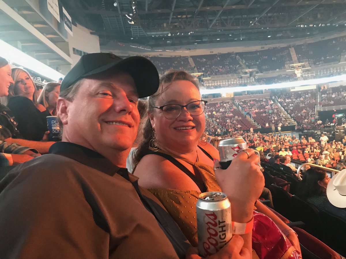 WandaYounger's tweet photo. #alanjackson #intrustarena https://t.co/xrQ3XtHnU1