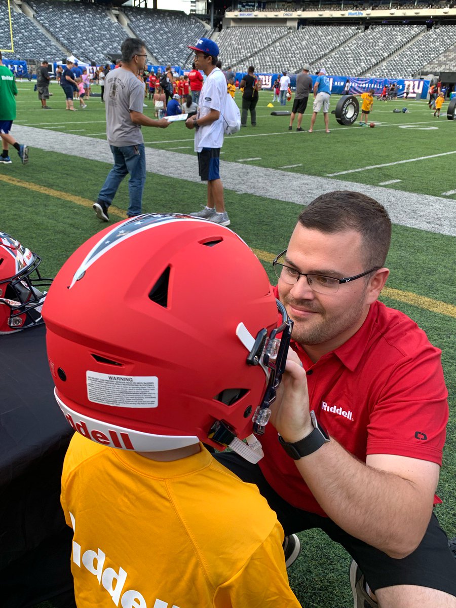 RiddellSports's tweet photo. It's a beautiful night for football with the @Giants and @USAFootball. #ProtectionTour https://t.co/WUut9qIwbx