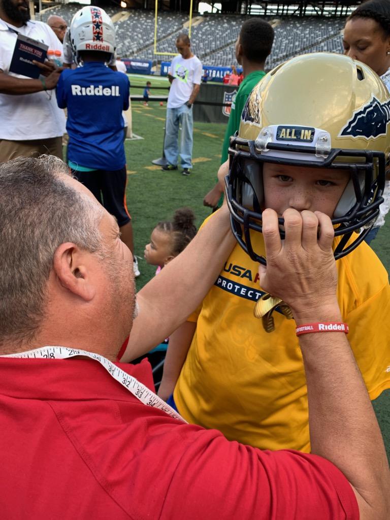 RiddellSports's tweet photo. It's a beautiful night for football with the @Giants and @USAFootball. #ProtectionTour https://t.co/WUut9qIwbx