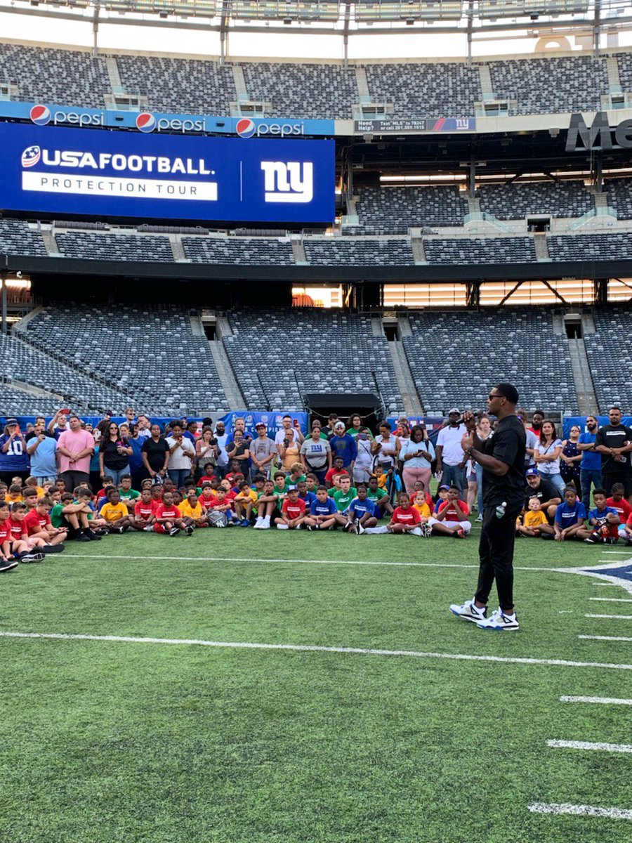 RiddellSports's tweet photo. It's a beautiful night for football with the @Giants and @USAFootball. #ProtectionTour https://t.co/WUut9qIwbx