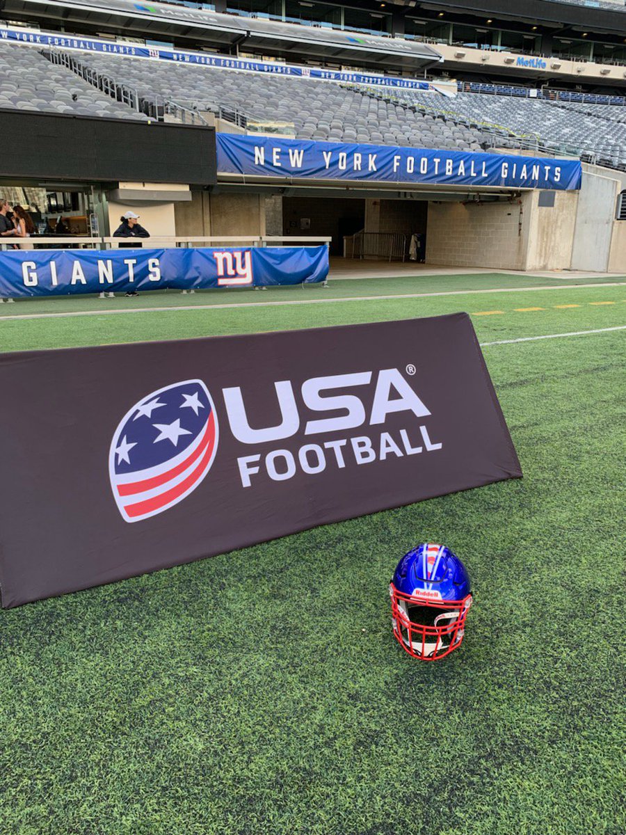 RiddellSports's tweet photo. It's a beautiful night for football with the @Giants and @USAFootball. #ProtectionTour https://t.co/WUut9qIwbx