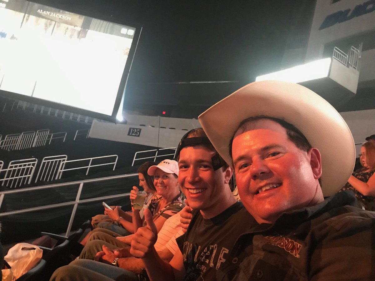 WandaYounger's tweet photo. #alanjackson #intrustarena https://t.co/M8XQD5GKUy