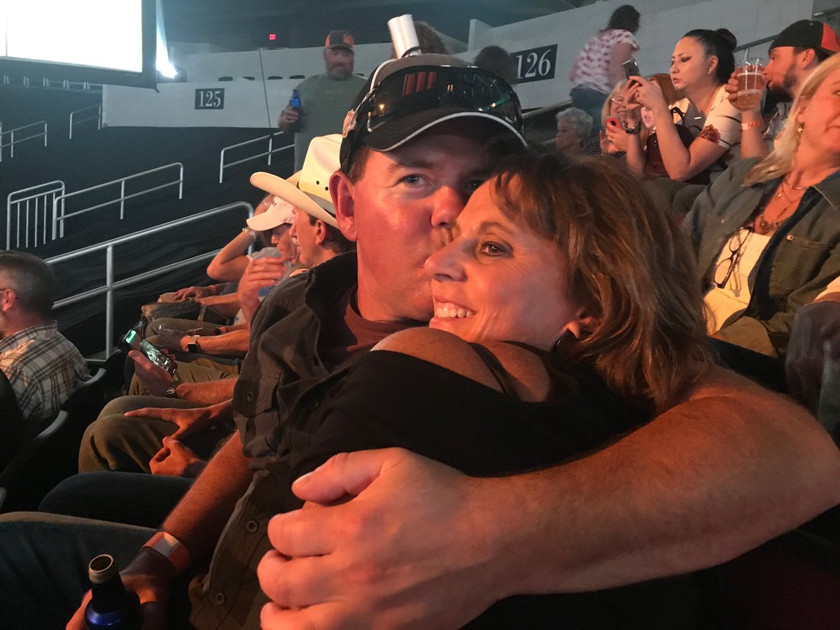 WandaYounger's tweet photo. #alanjackson#intrustarena https://t.co/a0y2DQOXnI