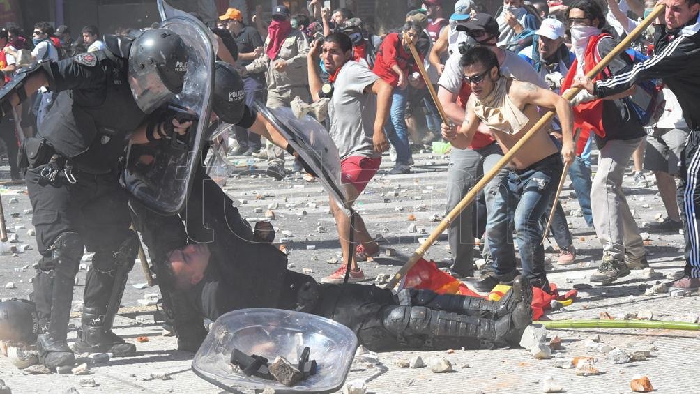 missencuestas2's tweet photo. @HADAAZUL11 Es uno de los tantos caídos la fatídica tarde de la piedras contra los policías en el Congreso.
Esto le pasó, ese que ves ahí es mi hijo. https://t.co/SX5MZWnBqw