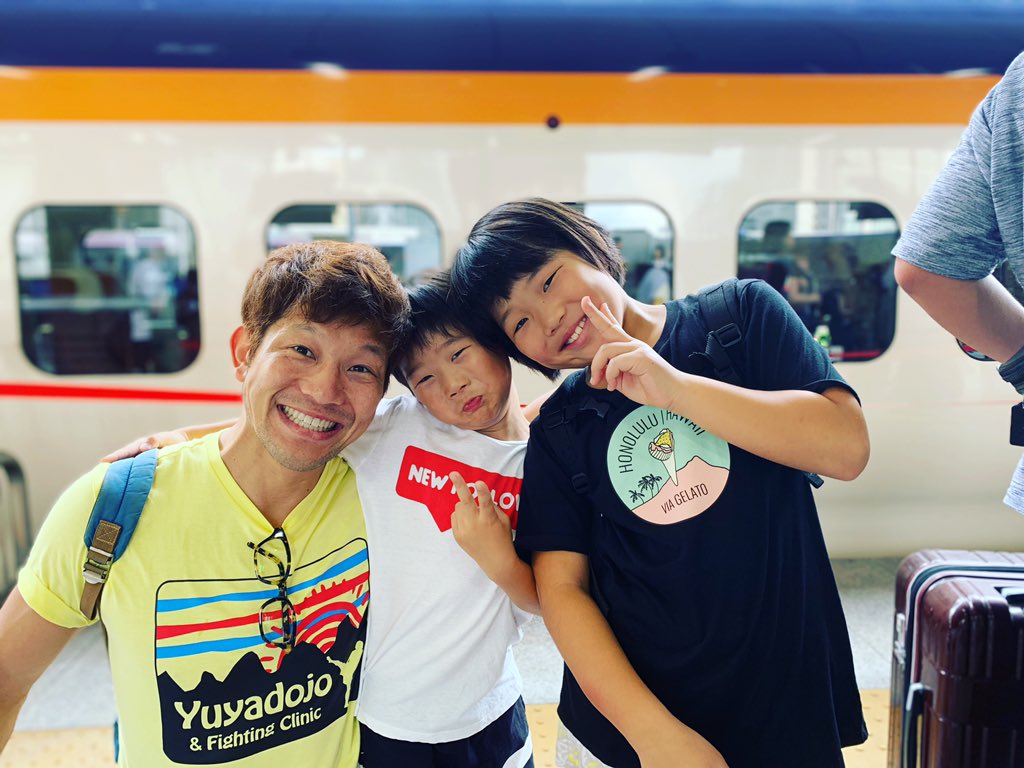 yauyutomomaya's tweet photo. 大切なみんなとおでかけ🚄☀️🌈
#優弥道場 #オリジナル #Tシャツ #ライムイエロー
#yuyadojo #original #Tshirt #limeyellow https://t.co/DjNzNWJOp0
