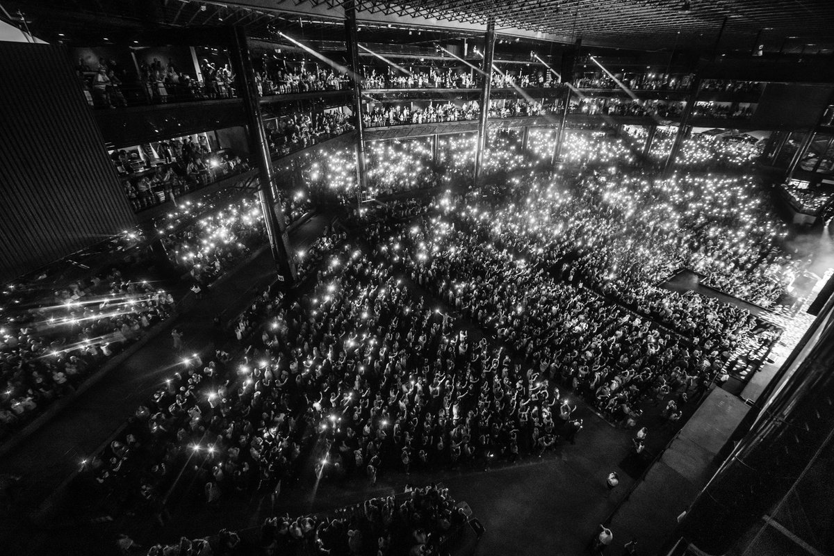 FLAGALine's tweet photo. What in the world Chicago?!? We gotta put last night in our TOP 5 for loudest crowds. Y’all were on another level 🚀🚀💎 Still ridin that high from last night 🤯🙌🙏 https://t.co/SJt3utFevq