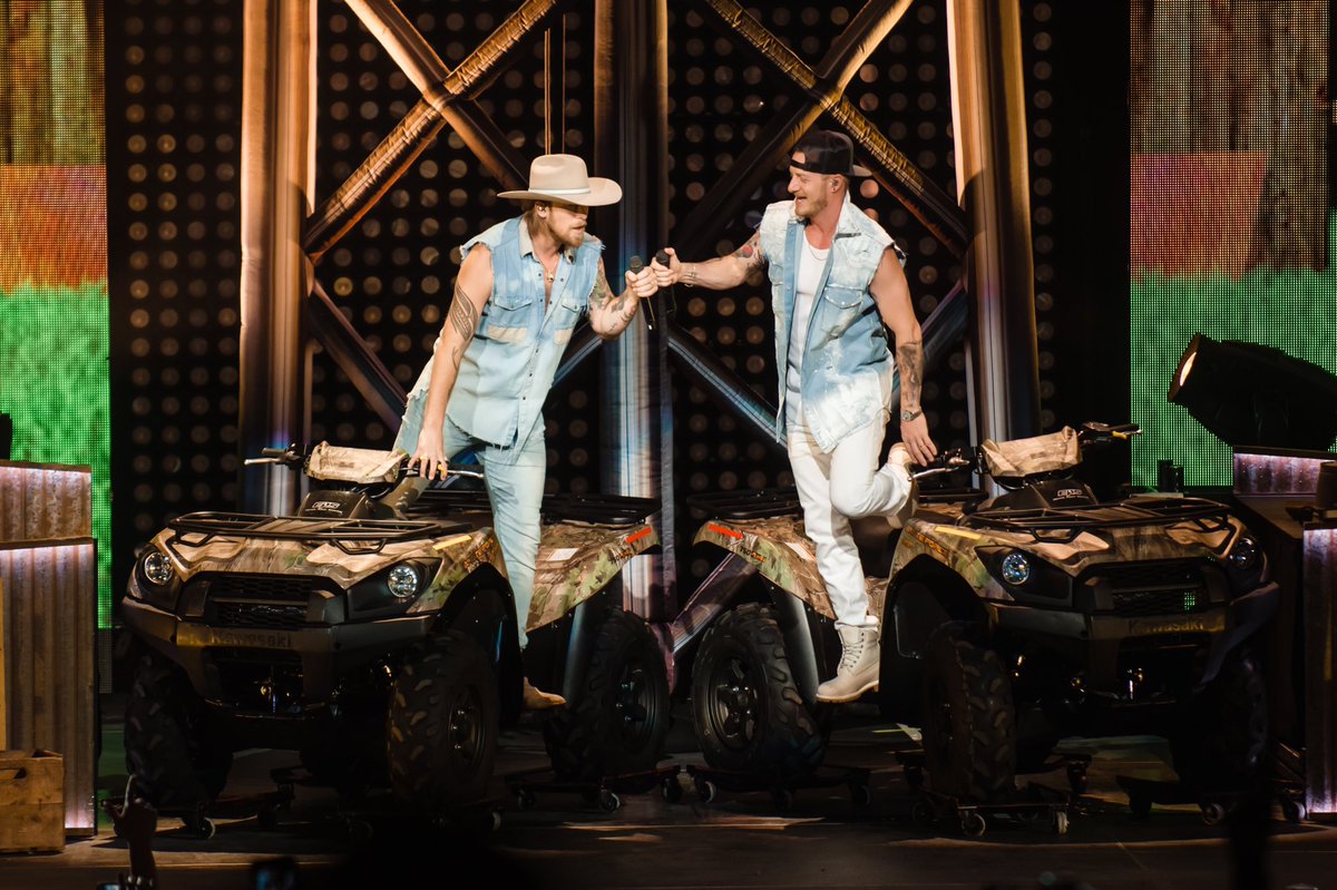 FLAGALine's tweet photo. What in the world Chicago?!? We gotta put last night in our TOP 5 for loudest crowds. Y’all were on another level 🚀🚀💎 Still ridin that high from last night 🤯🙌🙏 https://t.co/SJt3utFevq